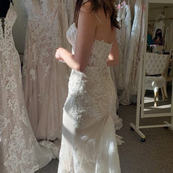 Wedding Dress-Never Worn - Picture 14 of 15
